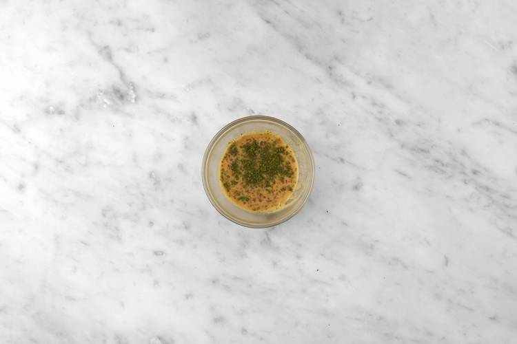 Faire la vinaigrette et préparer le poulet