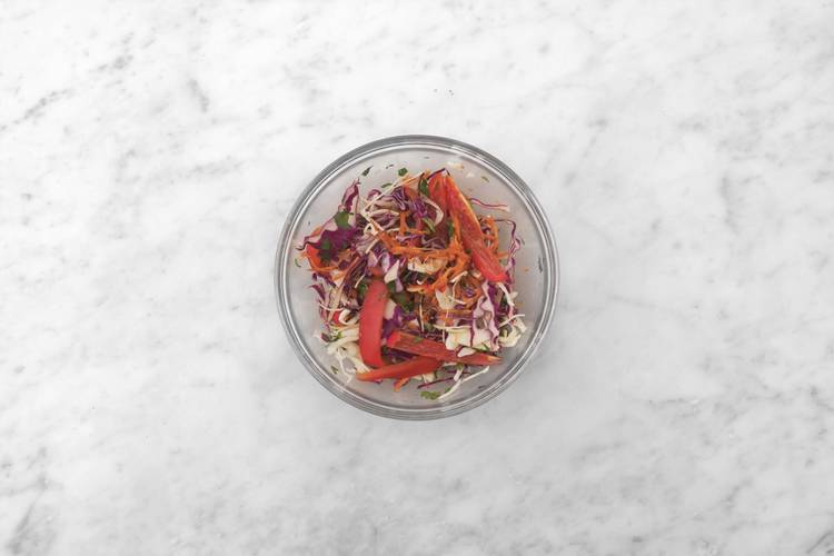 Assaisonner le poulet et assembler la salade de chou