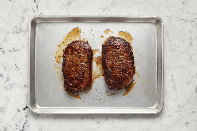 Saisir et rôtir les steaks