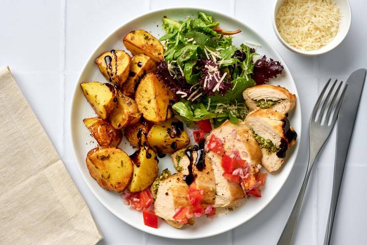 Assembler la salade et servir