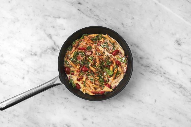 Terminer la sauce rosée et cuire les pâtes