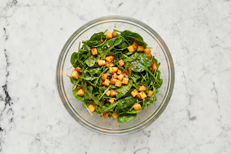 Cuire les pains plats et assembler la salade