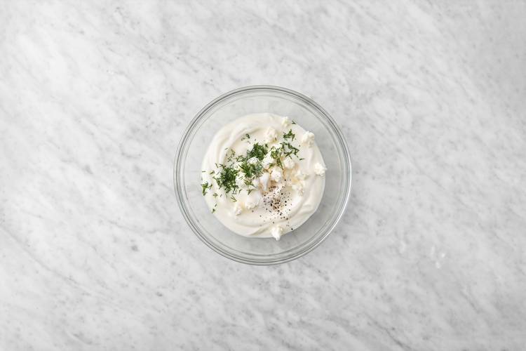 Assembler la salade et faire la sauce au yogourt