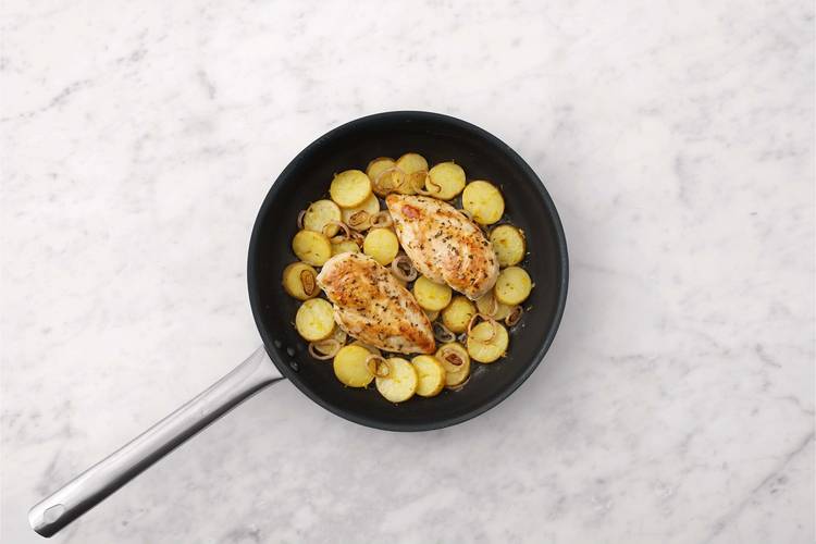 Rôtir le poulet et les pommes de terre