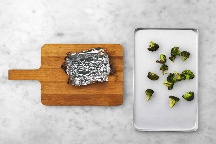 Rôtir les steaks et le brocoli