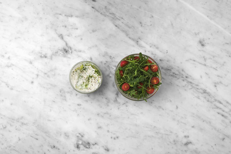 Gör tzatziki och sallad