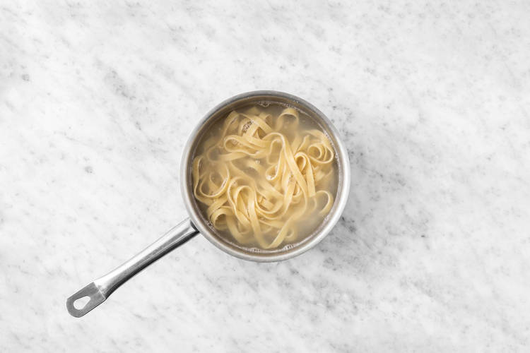 Kog pasta og steg kylling