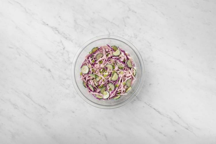 Préparer et assembler la salade de chou