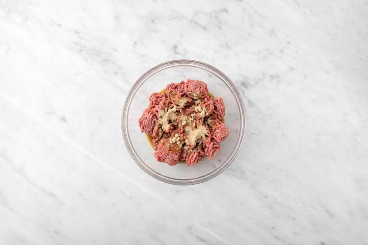 Cuire le riz et préparer le bœuf