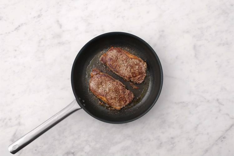 Cuire les steaks