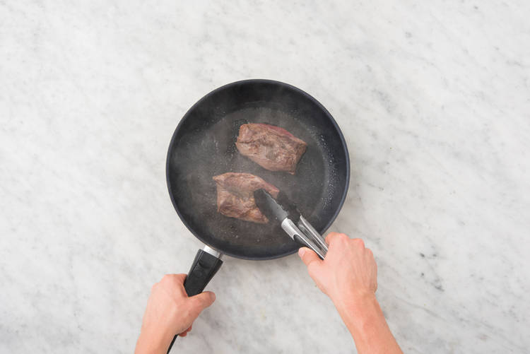 Steaks anbraten