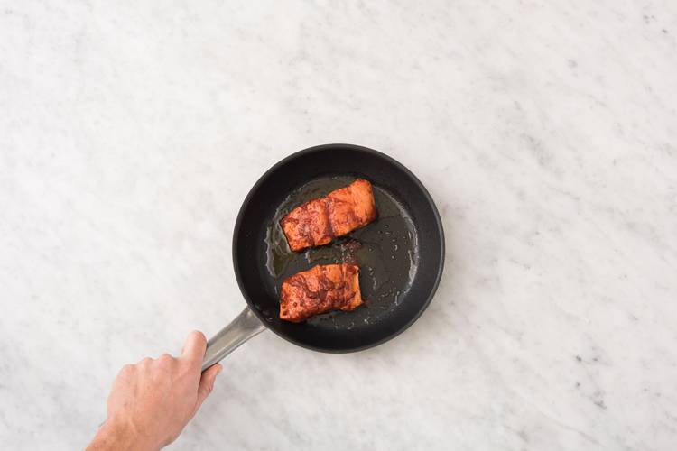 Gemüse und Fisch braten