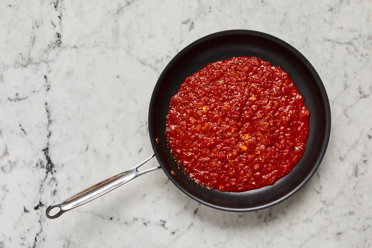 Préparer la sauce tomate assaisonnée