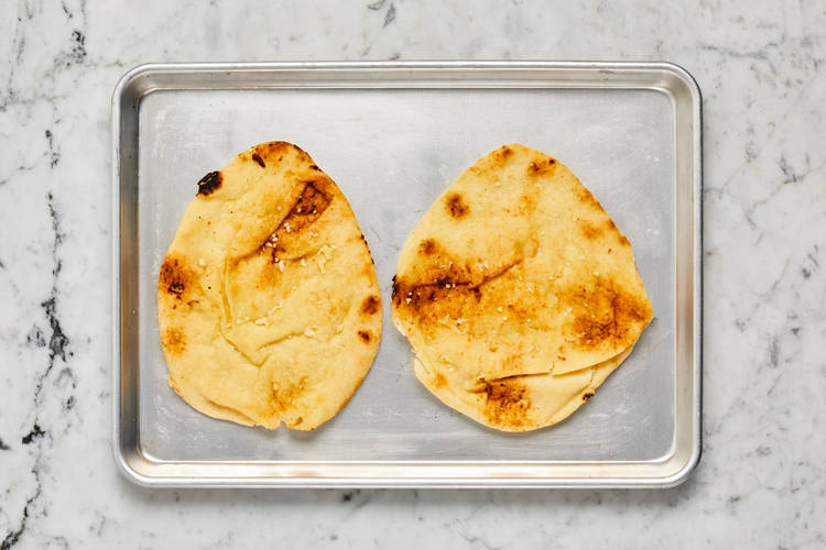 Préparer les pains plats à l’ail