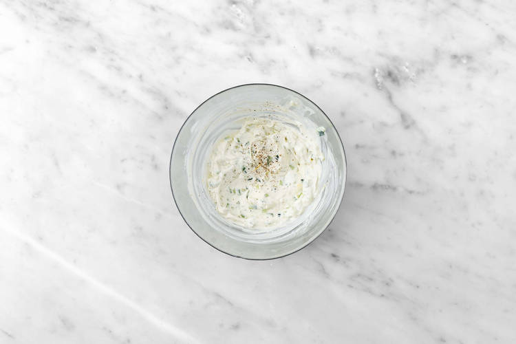 Préparer la sauce à l’aneth et au citron