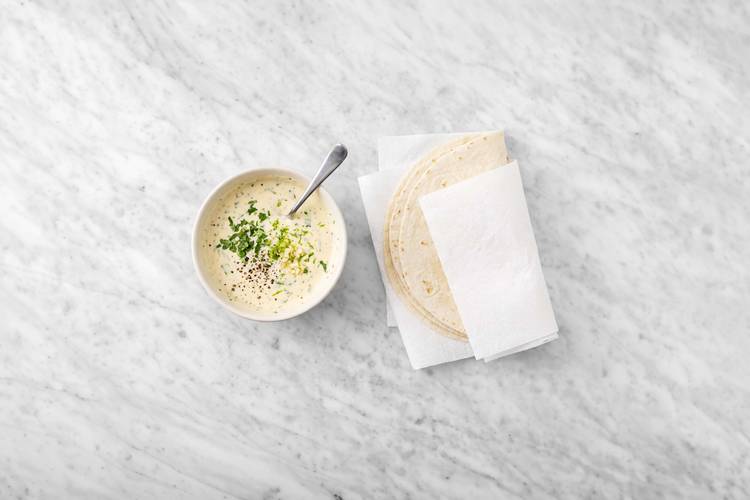 Préparer la sauce Baja et réchauffer les tortillas