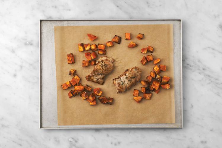 Rôtir le poulet avec les patates douces