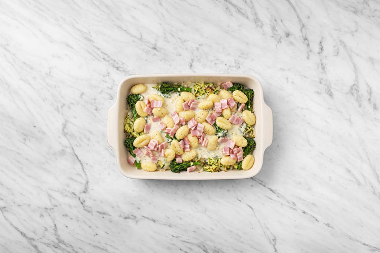 Tillsätt bacon och gnocchi