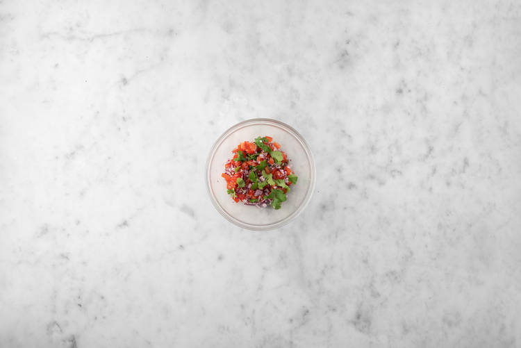 Gör pico de gallo och rödkålsslaw