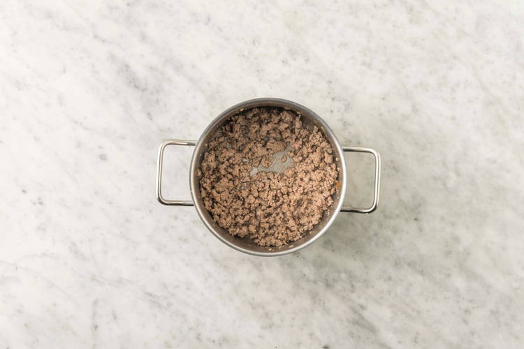 Cuire la saucisse et commencer la soupe