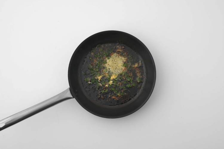 Laisser reposer le steak et préparer le beurre