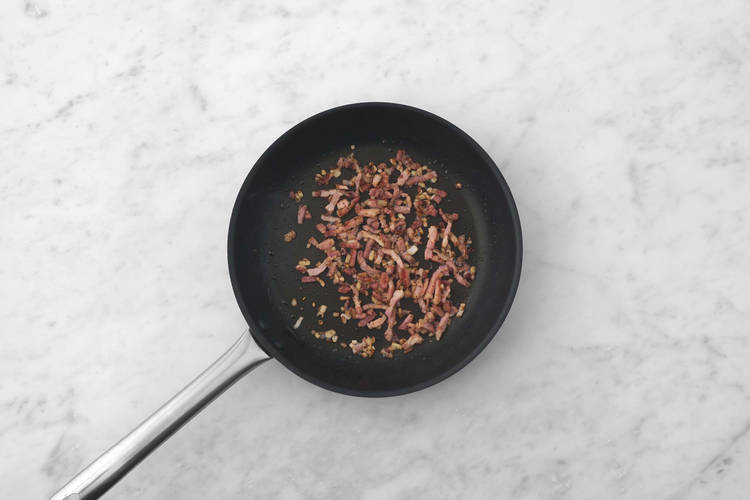 Zwiebel-Bacon-Konfetti anbraten