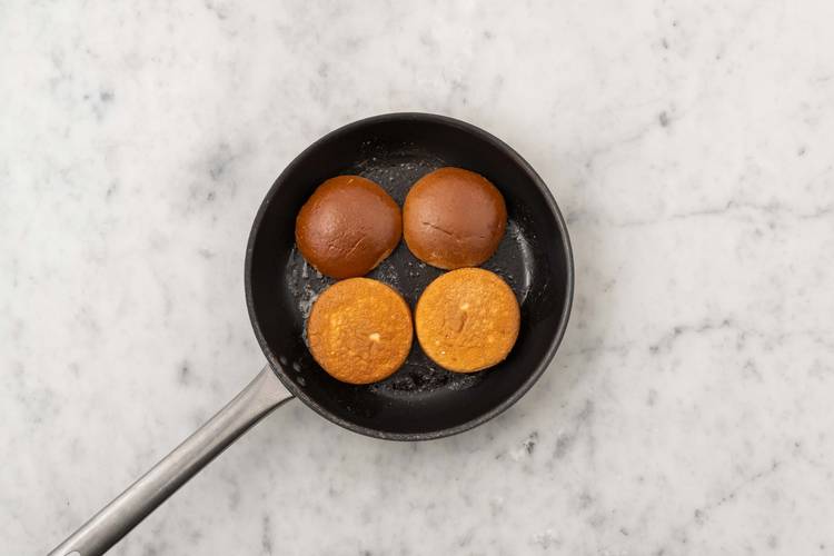 Brioche Brötchen toasten