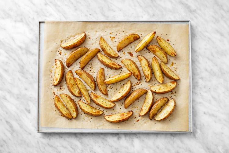 Rôtir les quartiers de pommes de terre