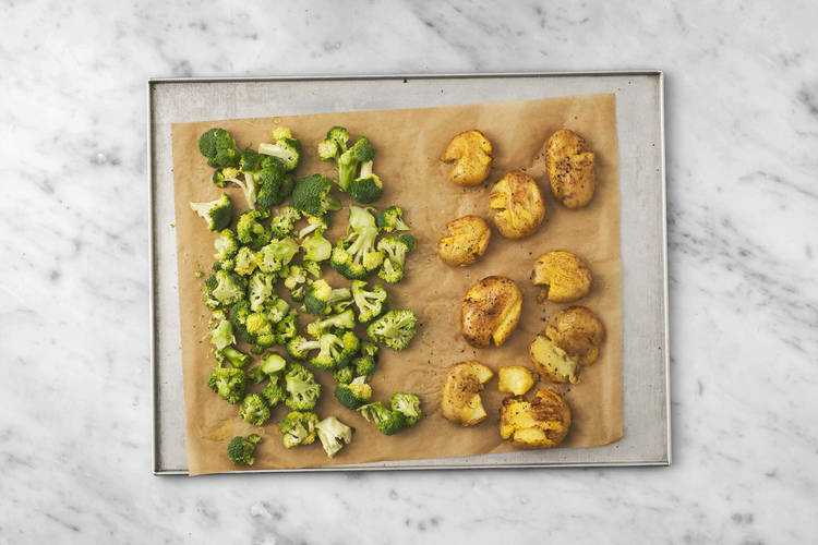 Rosta potatis och broccoli