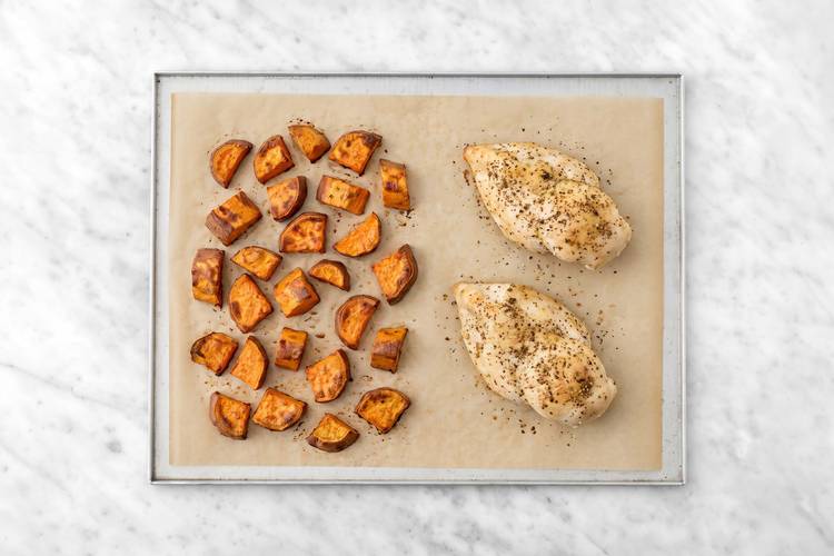 Cuire le poulet et les patates douces