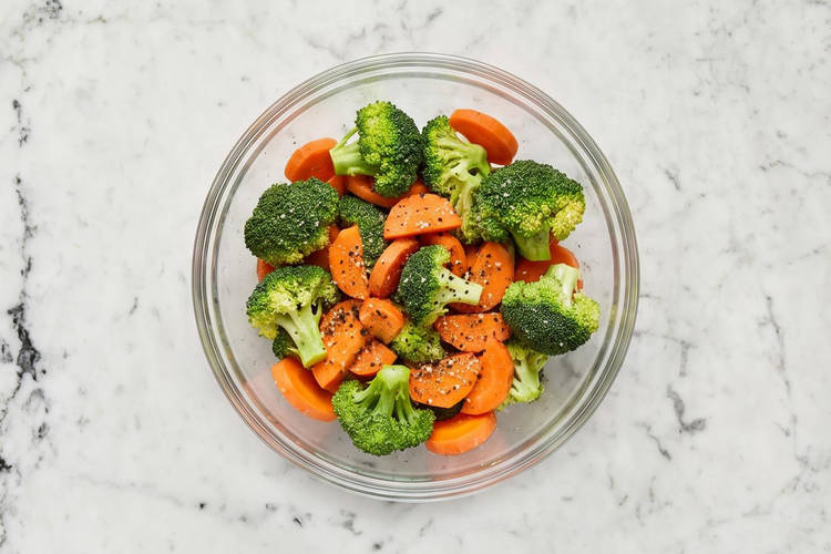 Terminer les légumes et commencer le saumon