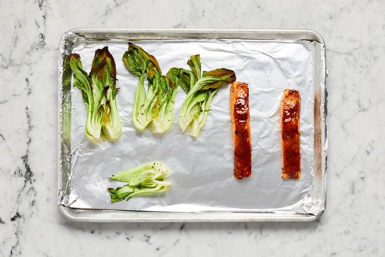 Griller le saumon et le bok choy