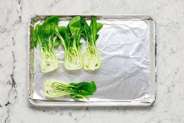 Préparer le bok choy et le saumon