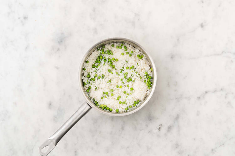 Cuire le riz et les pois
