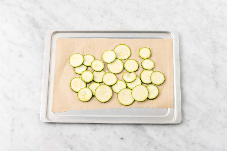 Préparer la courgette et saisir le poulet