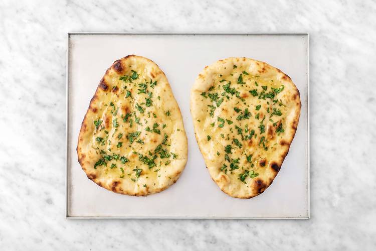 Préparer le pain plat à l'ail et à la coriandre