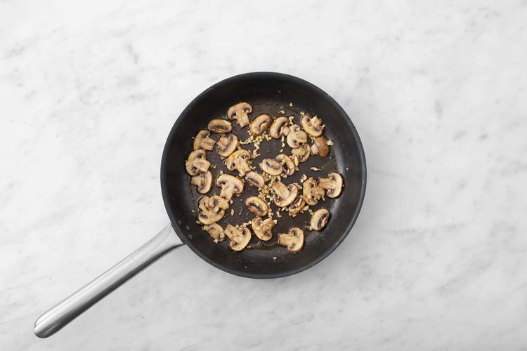 Commencer la sauce et cuire les champignons