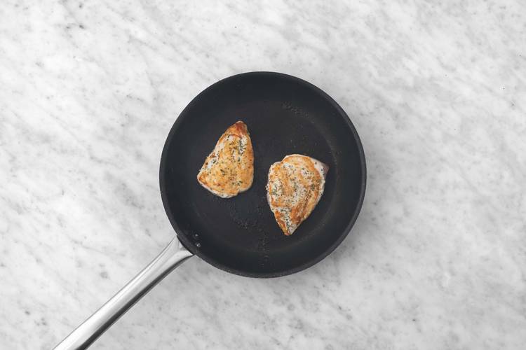 Saisir le poulet et cuire les épinards