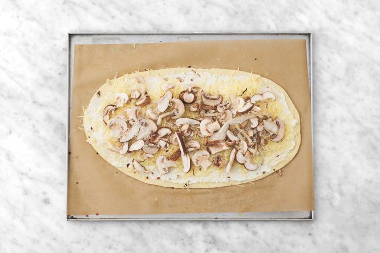 Assembler et cuire la pizza