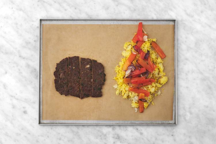 Rôtir les kebabs, le riz et les légumes