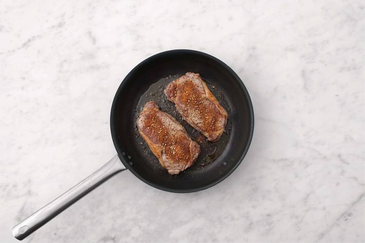 Cuire les steaks