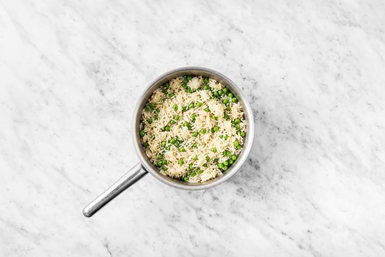 Cuire le riz et les petits pois