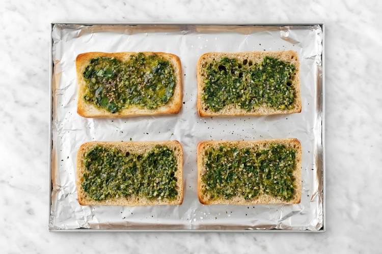 Préparer les rôties au pesto