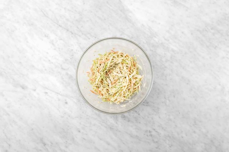 Préparer la vinaigrette César et la salade de chou