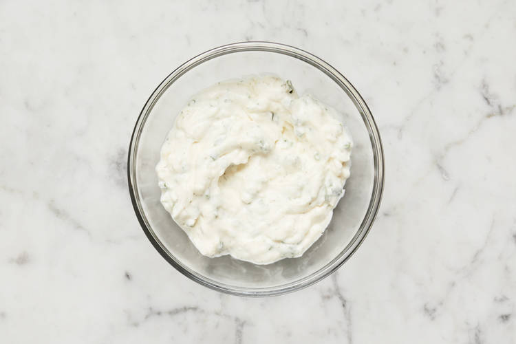 Préparer la crème sure à la coriandre