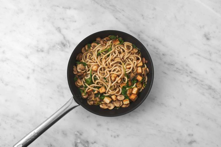 Cuire les légumes et les nouilles udon
