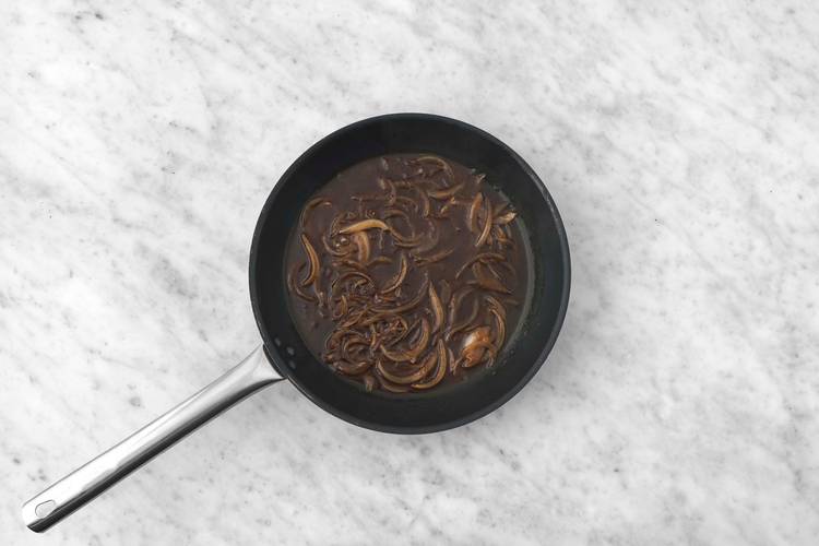 Préparer la sauce aux oignons