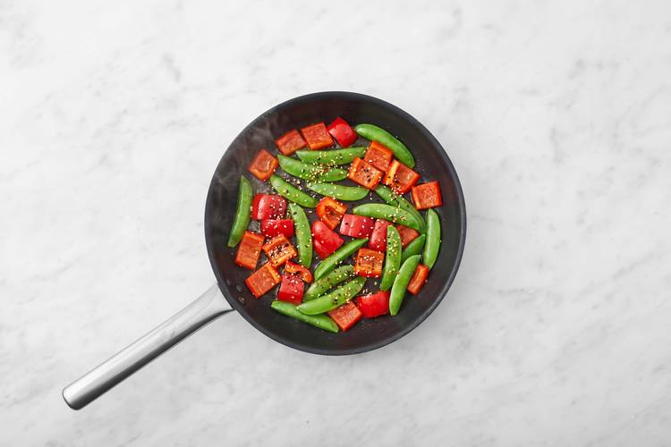 Cuire le poulet et les légumes
