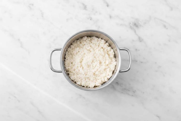 Cuire le riz et préparer la sauce