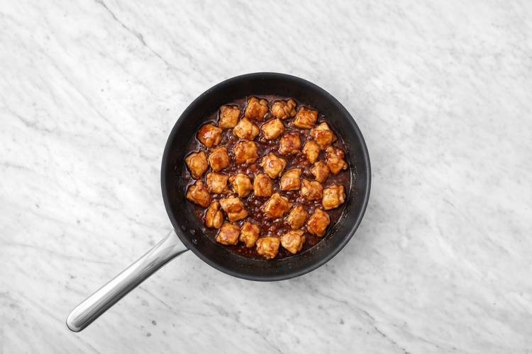 Chauffer la sauce et terminer le poulet